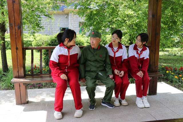 老兵李秀豐向孩子們講述自己的戰斗經歷。