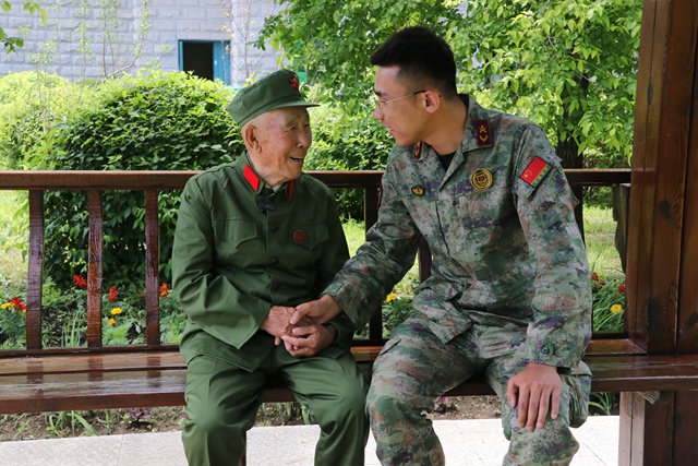 老兵李秀豐和部隊展示分享自己軍旅感悟和收獲。