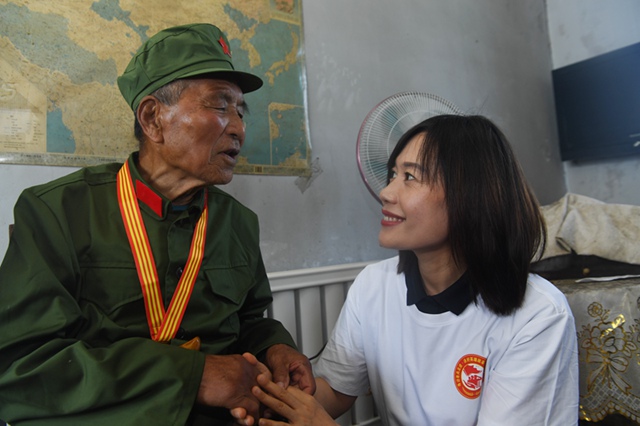 省退役軍人事務廳工作人員慰問老兵田慶林。