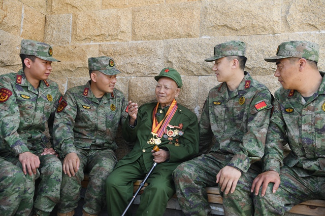 老兵楊建和官兵們分享自己的軍旅體會心得。