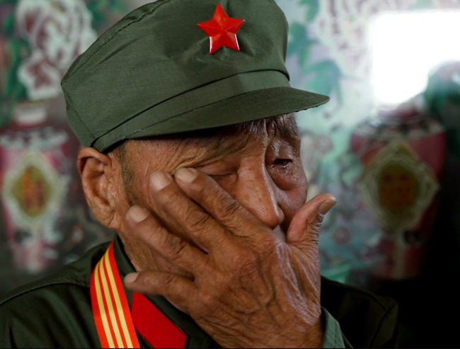 每當回憶起犧牲的戰友，張俊財都淚流滿面。