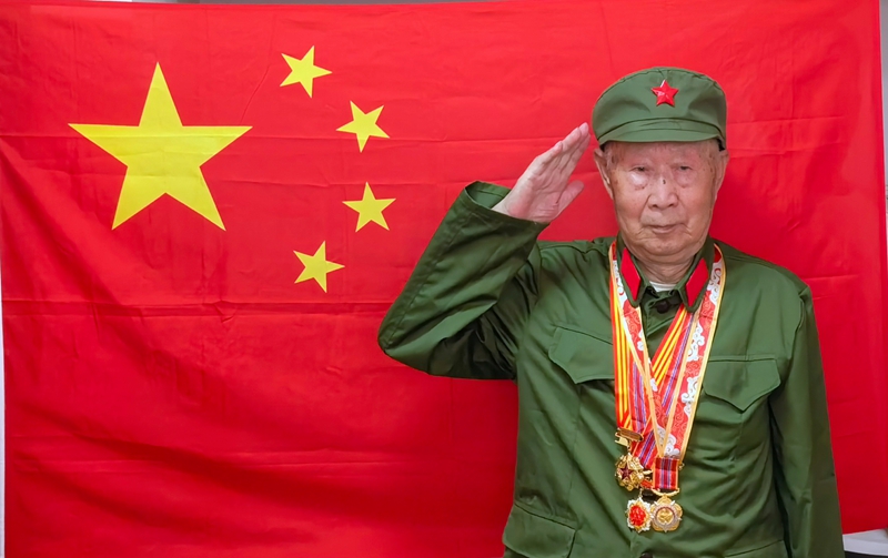 老兵朱萬金。人民網記者 馬俊華攝