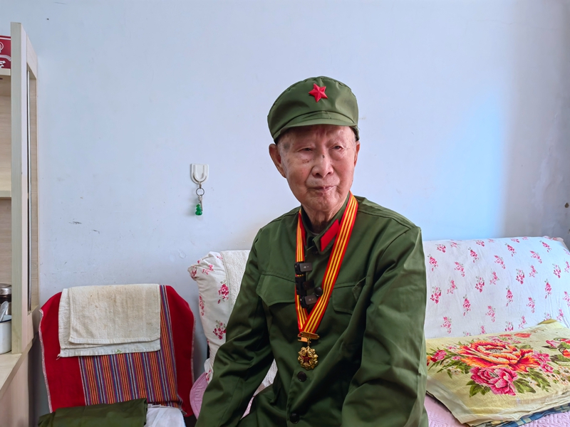 老兵朱萬金。人民網記者 馬俊華攝