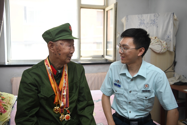 老兵朱萬金為青年人講述自己戰斗經歷。