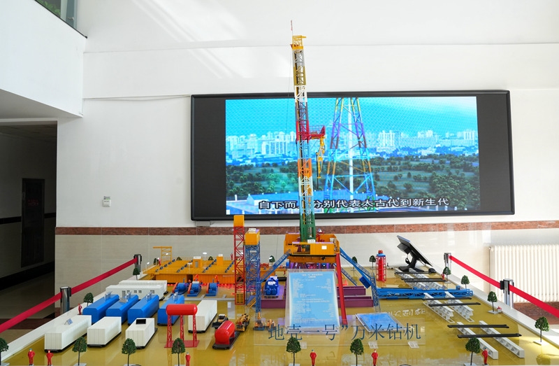 在吉林大學鉆探實驗樓展示的“地殼一號”萬米鉆機模型。