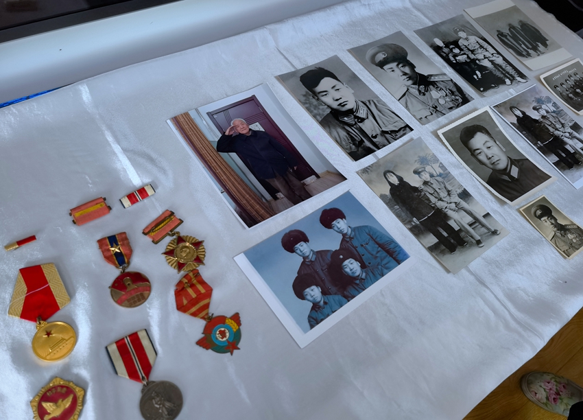 老兵李文惠的勛章和老照片。人民網記者 馬俊華攝