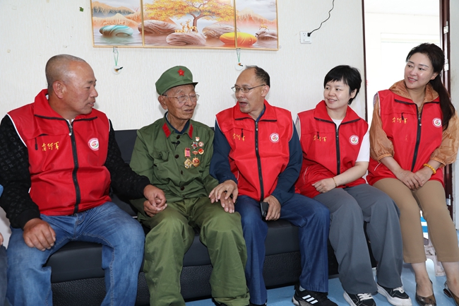 關愛老兵志愿者看望慰問老兵王振余。