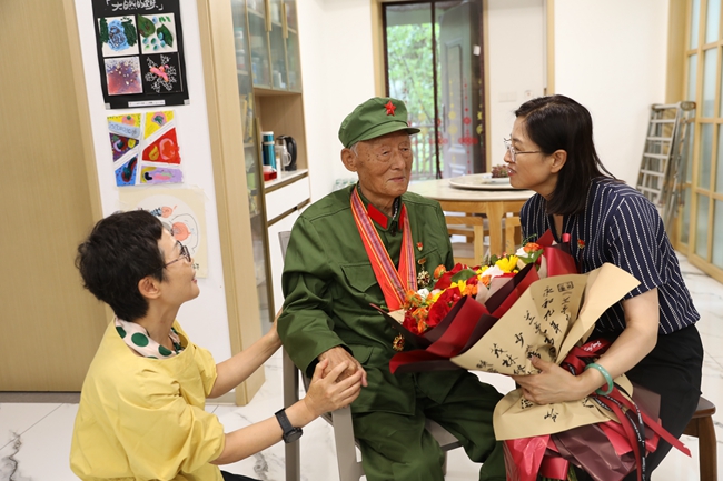 關愛老兵志愿者看望老兵安福英。