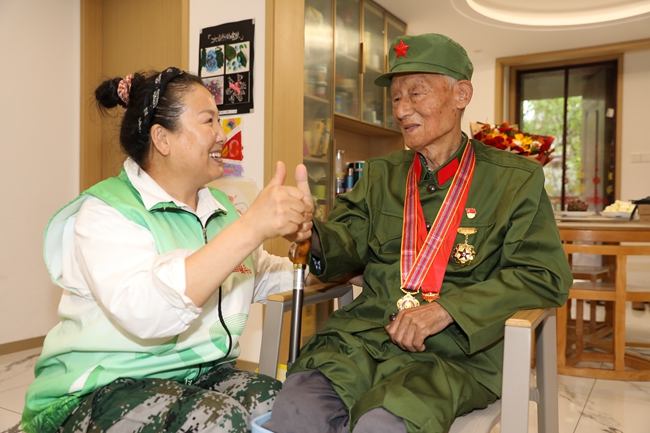 吉林省柏合暖兵服務隊看望老兵安福英。