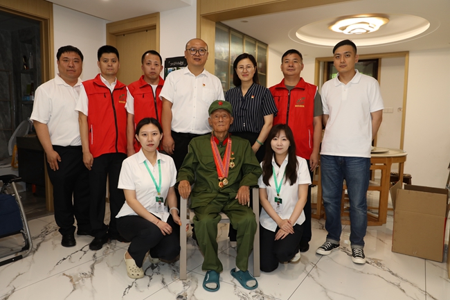 社會各界看望慰問老兵安福英。