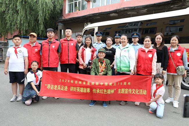 老兵薛級臣和社會關愛老兵志愿者合影。