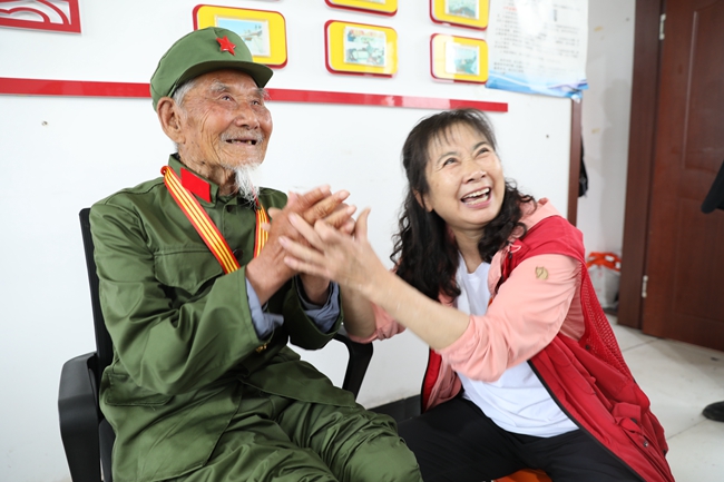 關愛老兵社會志愿者看望老兵杜德山。