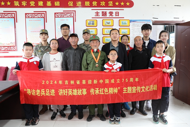 關愛老兵志愿者和老兵杜德山合影。