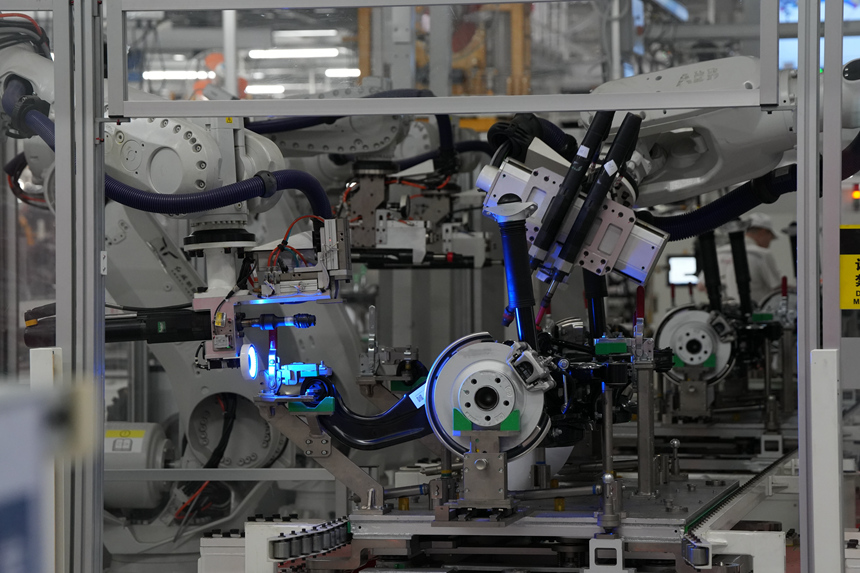 一汽紅旗繁榮工廠總裝車間內，機器人正在生產線上裝配車輛。據悉，該工廠引入智能中控系統，擁有沖壓、焊裝、涂裝、總裝、電池電驅五大車間，實時采集、監控設備數據。人民網記者 李洋攝