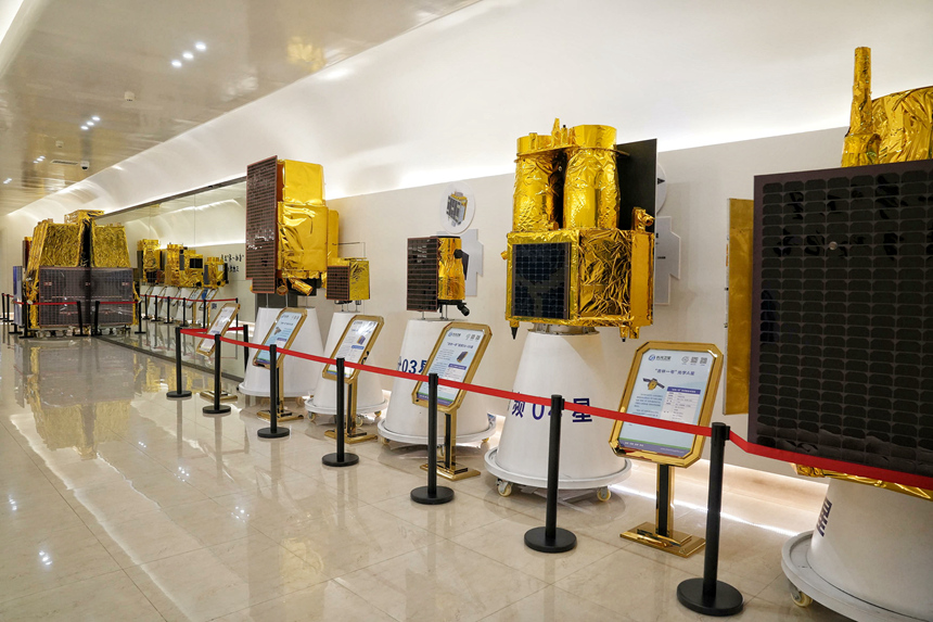 在“吉林一號”組星發射狀態等比模型展示區，可以直觀地看到“吉林一號”衛星由大變小、由重變輕、性能不斷向優的各個階段。人民網記者 李洋攝
