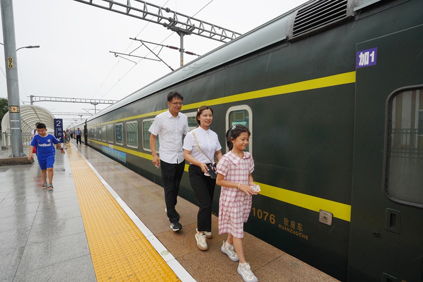 乘客開開心心登上首發省城的列車