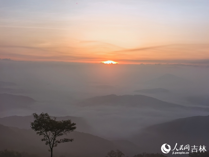 紅日、群山、薄霧、云?！ɑh四方山的日出盛景你見過嗎？【3】