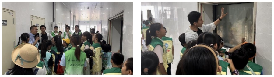 工作人員張偉為志愿者們講解冷鏈的基本知識與操作流程