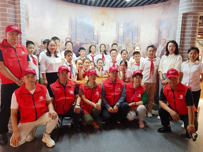 朝陽區重慶街道光明社區黨史教育基地開展青少年愛國主義教育活動。