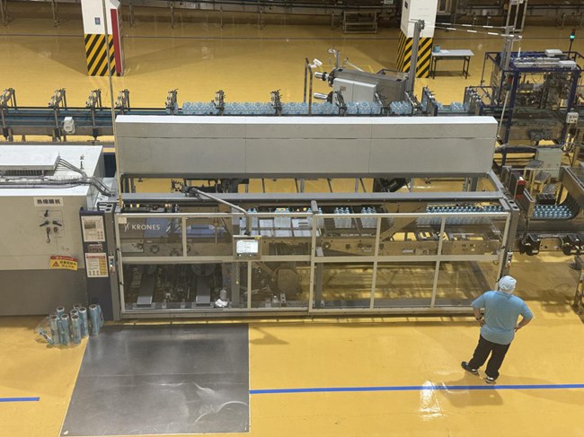 延邊農心礦泉飲料有限公司的生產車間內，所有流程一站式完成。人民網記者 李思玥攝