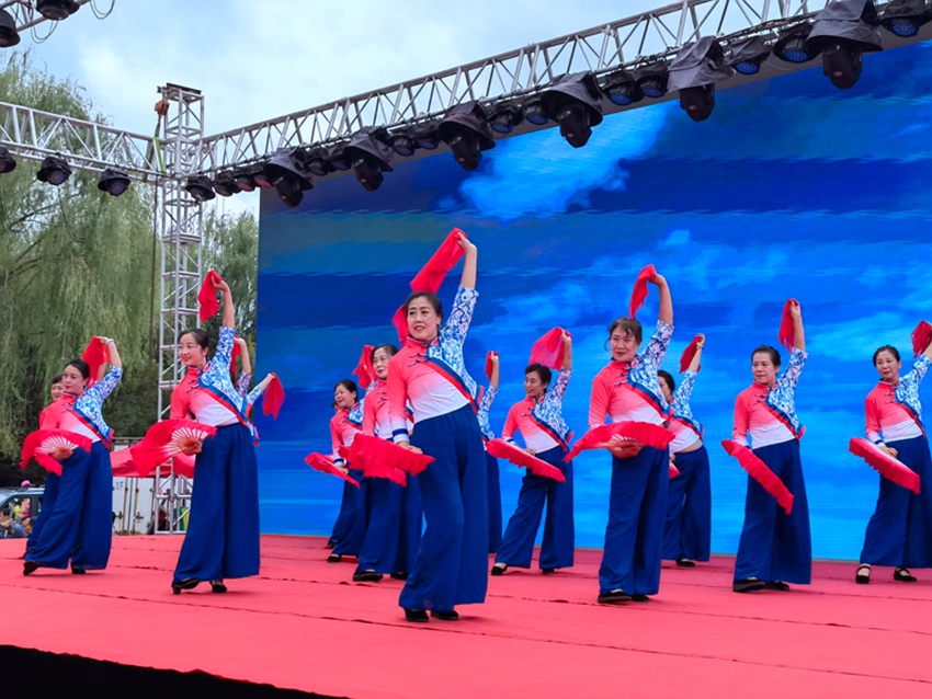 開秤儀式現場文藝演出。人民網記者 馬俊華攝