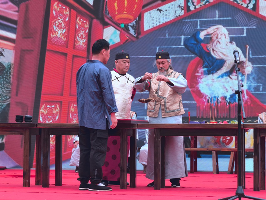 經濟掌秤和副掌秤對山參稱重。人民網記者 馬俊華攝