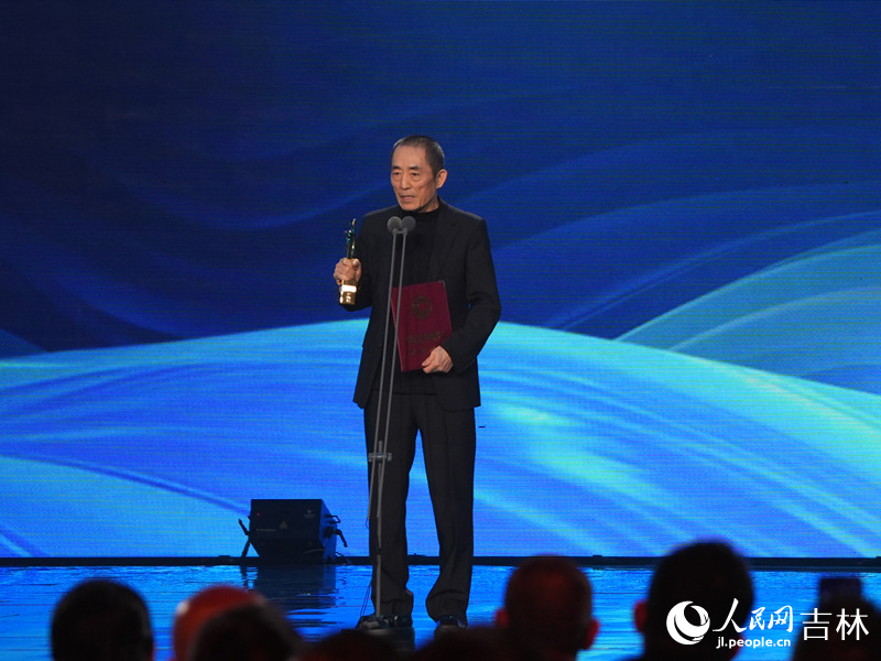 導演張藝謀領獎。人民網記者 李洋攝