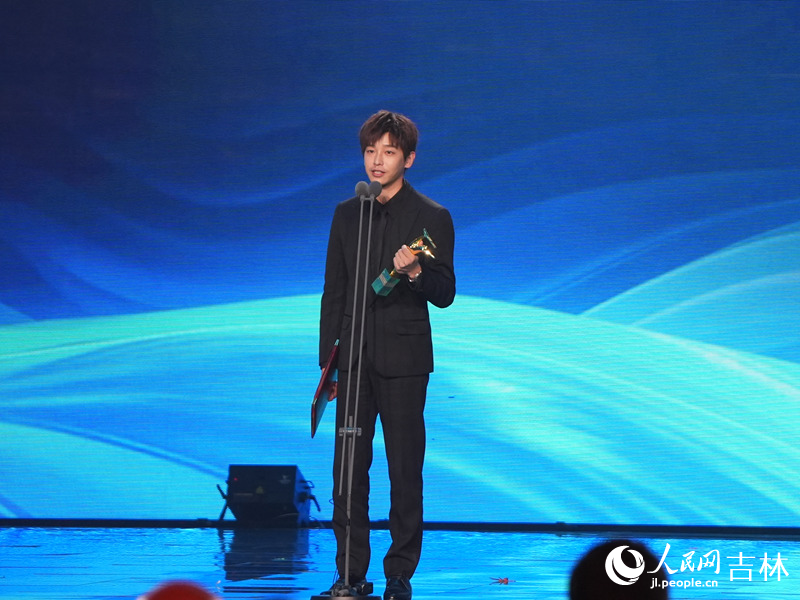 青年演員彭昱暢獲最佳男演員獎。人民網記者 李洋攝
