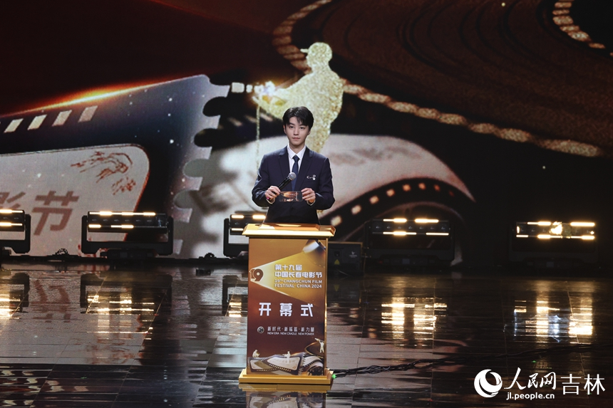 （3）本屆電影節形象大使王俊凱揭幕“金鹿獎”獎杯。人民網記者 李洋攝