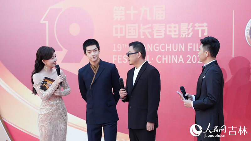 屈楚蕭、劉江江在閉幕紅毯儀式上亮相。人民網記者 李洋攝。