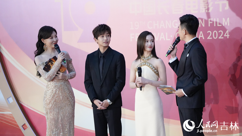 青年演員彭昱暢和李庚希憑借《我們一起搖太陽》分別榮獲最佳男、女演員獎。