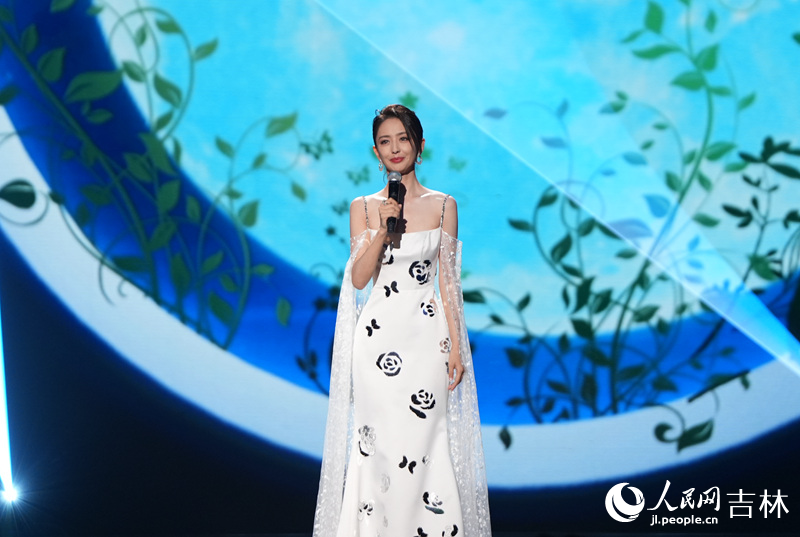 佟麗婭傾情獻唱了主演電影《假如，我是這世上最愛你的人》中的歌曲《枝芽》