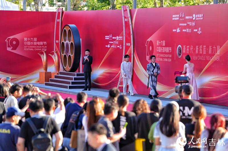 開幕式上，李玉剛帶著作品《云上的云》回到家鄉。人民網記者 李洋攝