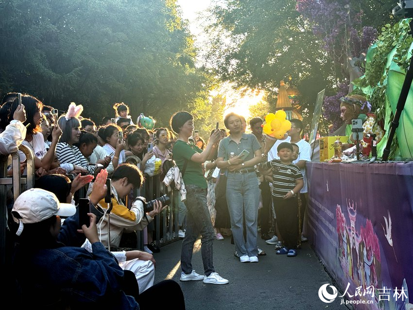 “雪餅猴”與游客互動。人民網記者 李思玥攝