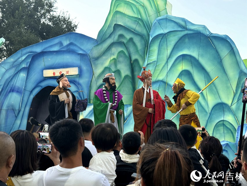 演繹86版《西游記》經典橋段“三打白骨精”。人民網記者 李思玥攝