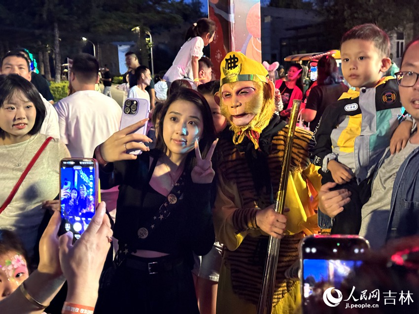 游客們爭相與孫悟空合影留念。人民網記者 李思玥攝