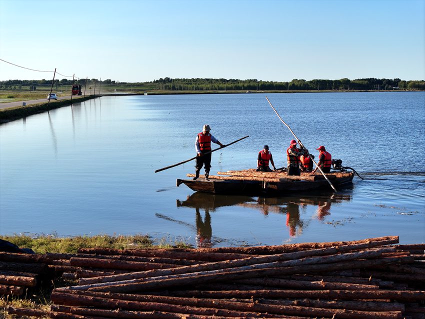 東屏鎮、莫莫格蒙古族鄉采用船只運送防汛物資修復堤防。潘晟昱 攝