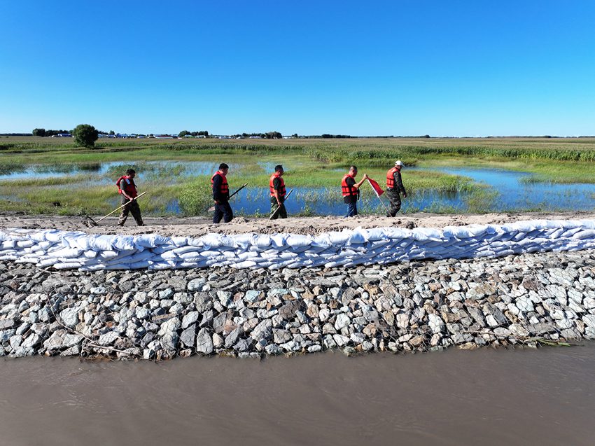 鎮賚鎮、五棵樹鎮干部群眾巡護國堤，24小時不間斷。潘晟昱 攝