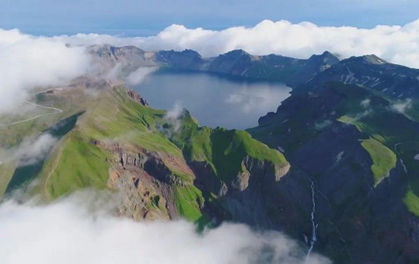 天青水靜紅葉美 時時心往長白山