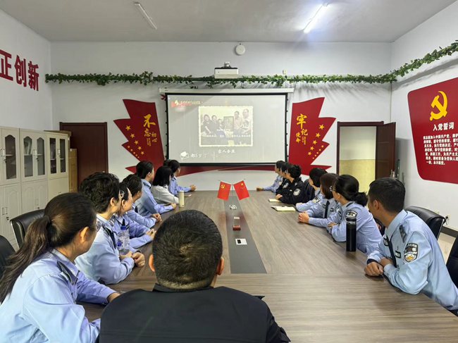 民警們同步收看課程。