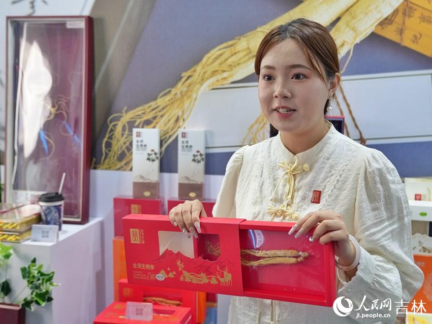 網絡主播李金蔓在大會現場推介人參產品。人民網記者 李洋攝