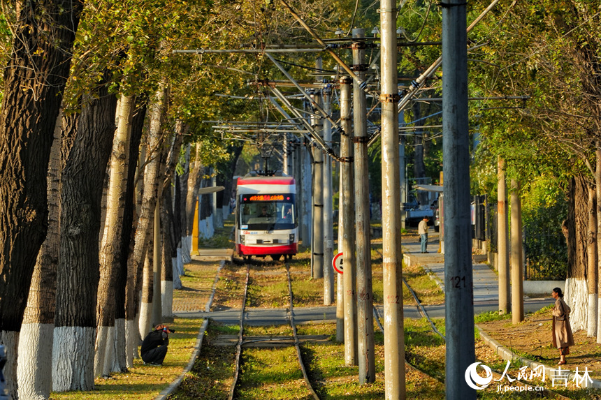 市民游客在鐵軌兩側打卡拍照。人民網記者 李洋攝