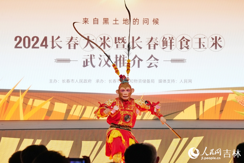 “雪餅猴”王鐵柱表演并推介長春“雙金”名片。人民網記者 李洋攝