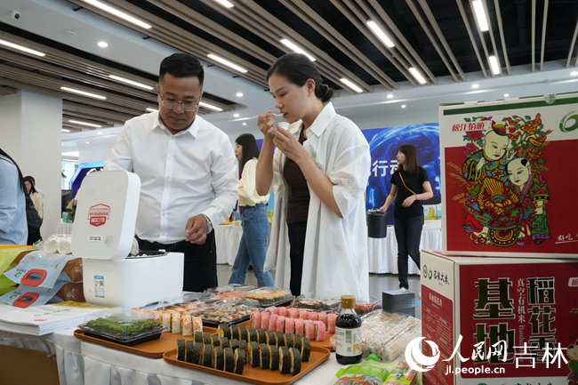 觀眾在現場品鑒長春大米。人民網記者 李洋攝