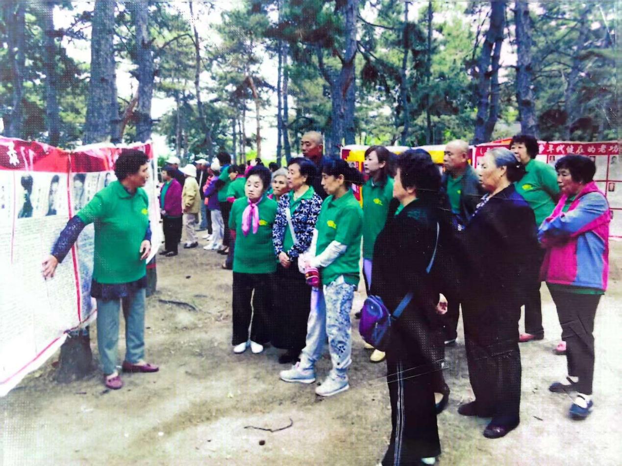 2013年，徐淑子到延吉市公園開展英烈事跡圖片展。