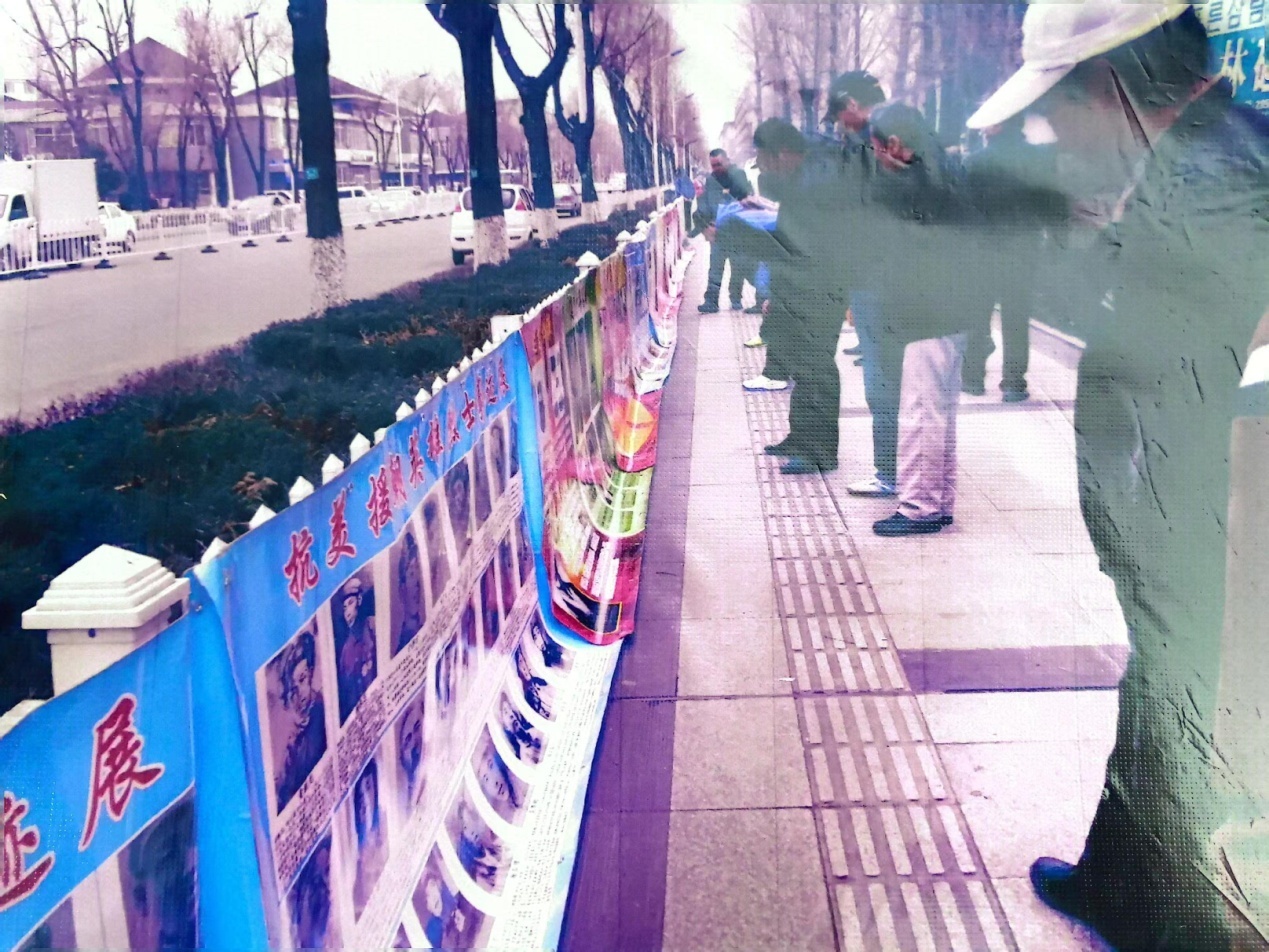 2014年，徐淑子在馬路邊上開展英烈事跡圖片展。