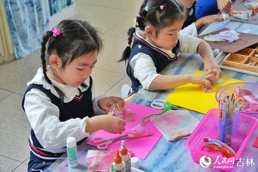 孩子們被扎染藝術的魅力深深吸引。人民網記者 李洋攝