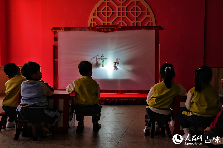 小朋友們觀看皮影戲表演。人民網記者 李洋攝
