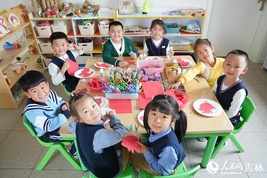 小朋友們在滿族剪紙課上感受深厚的文化內涵。人民網記者 李洋攝