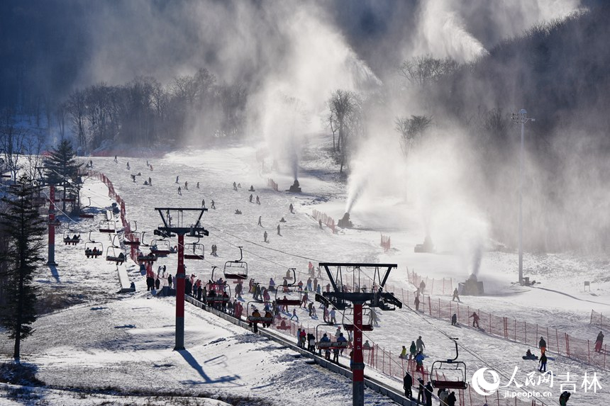 23日,吉林省2024—2025新雪季開板首日,大批滑雪愛好者抵達滑雪場開啟今年的滑雪“首秀”。人民網記者 李洋攝